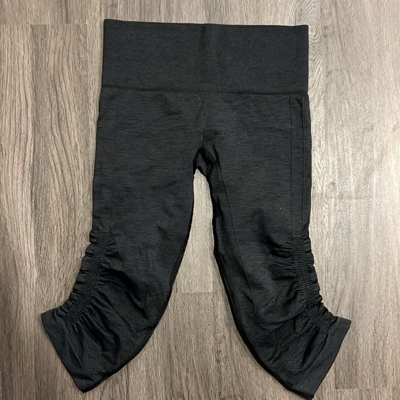 Lululemon In the Flow Heathered Dark Grey Crop - Picture 2 of 5